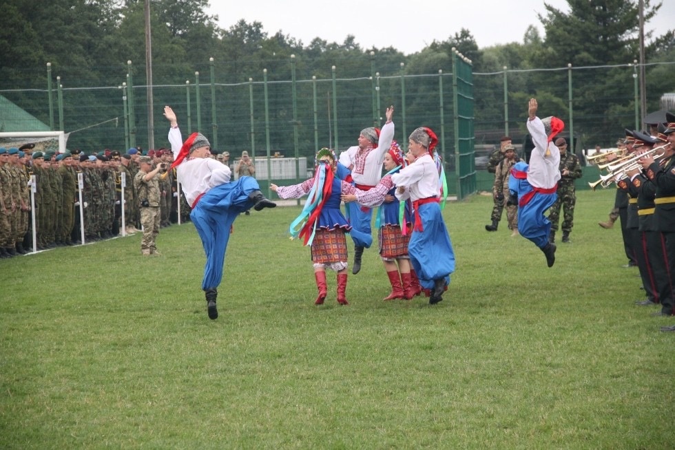 фото взято с сайта https://yandex.ru/images/search?from=tabbar&img_url=https%3A%2F%2Fi.postimg.cc%2Fx1h21CfT%2F524102-1024x683.jpg&lr=56&pos=24&rpt=simage&text=УКРАИНЦЫ%20ТАНЦУЮТ%20ПО-УРАЛЬСКИ