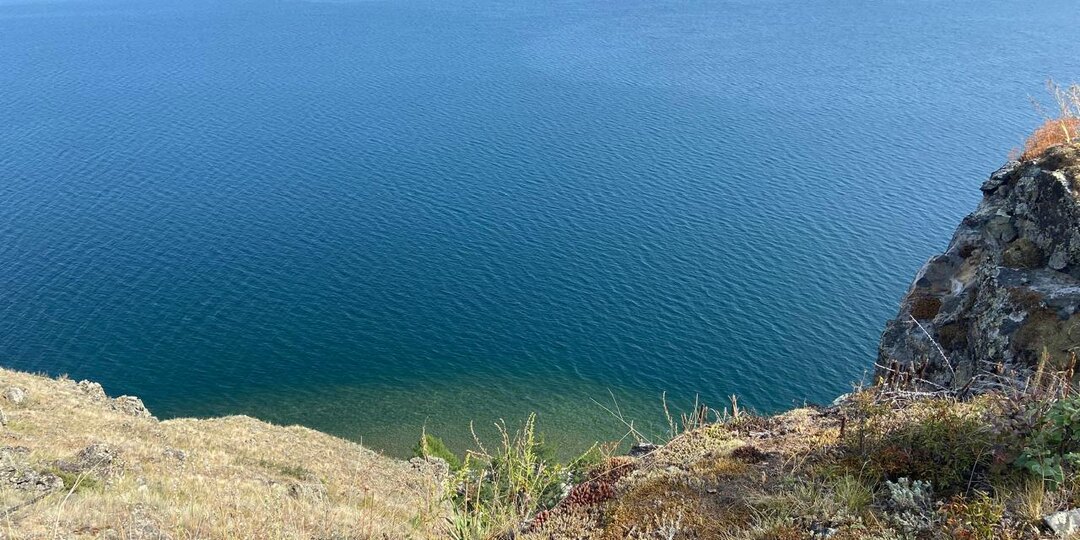 🌸 Мыс ЛУДАРЬ, куда мы отправимся в один из первых дней нашего пребывания на севере Байкала — это не просто живописный утёс
