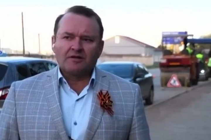 Мэр башкирского города Туймазы отверг обвинения в записи постановочного видео с ремонтом дороги. Фото: скриншот сюжета телеканала БСТ
