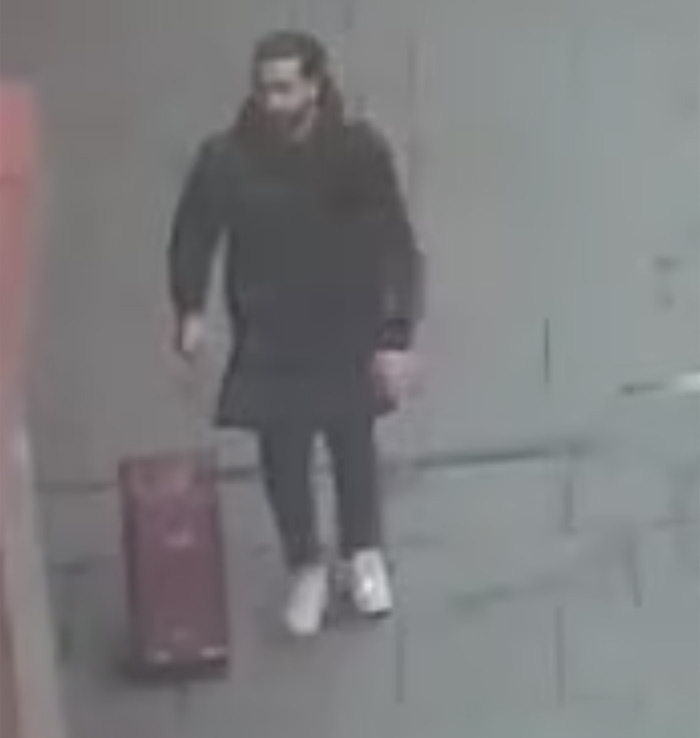    Грабитель попал на записи камер наблюденияСоцсети