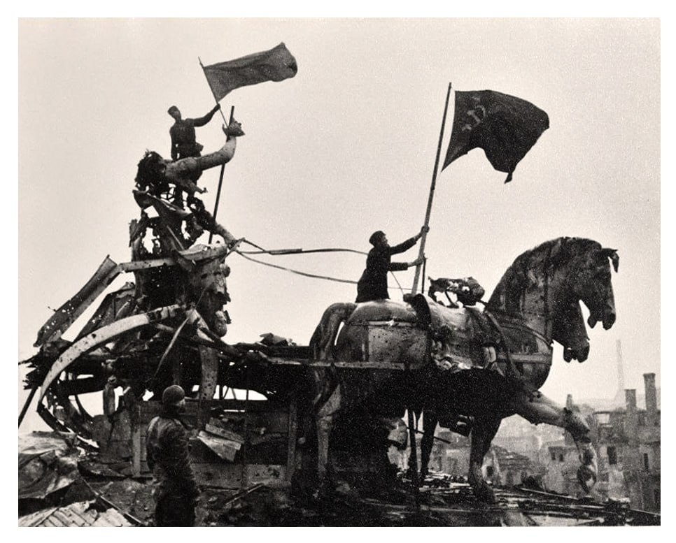 Офицер  416-й стрелковой дивизии Рашид  Меджидов водрузил знамя на Бранденбургских воротах