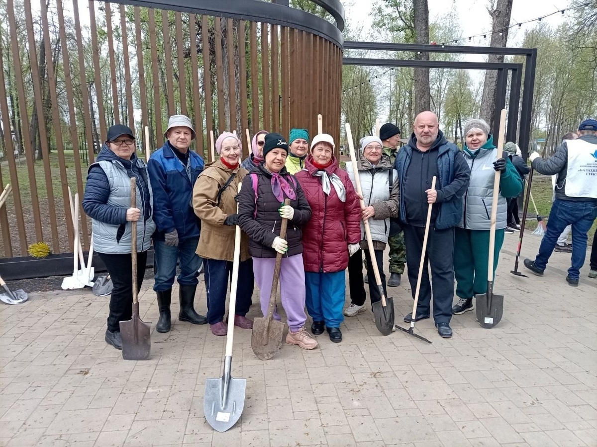  Глава округа и активные балахнинцы трудились в парке НиГРЭС. Фото пресс-службы администрации.