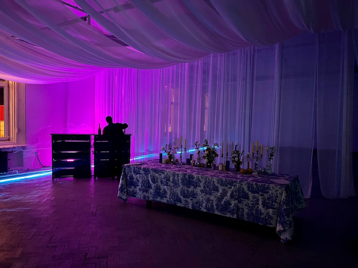 стол без еды