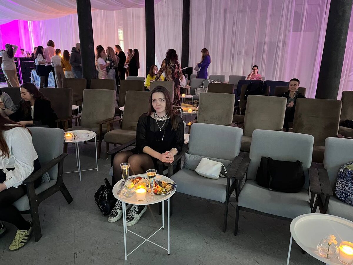 это Даша на наших местах