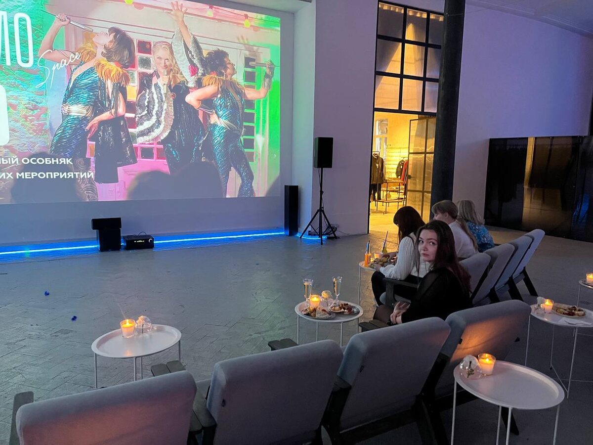 вид на экран и Дашу