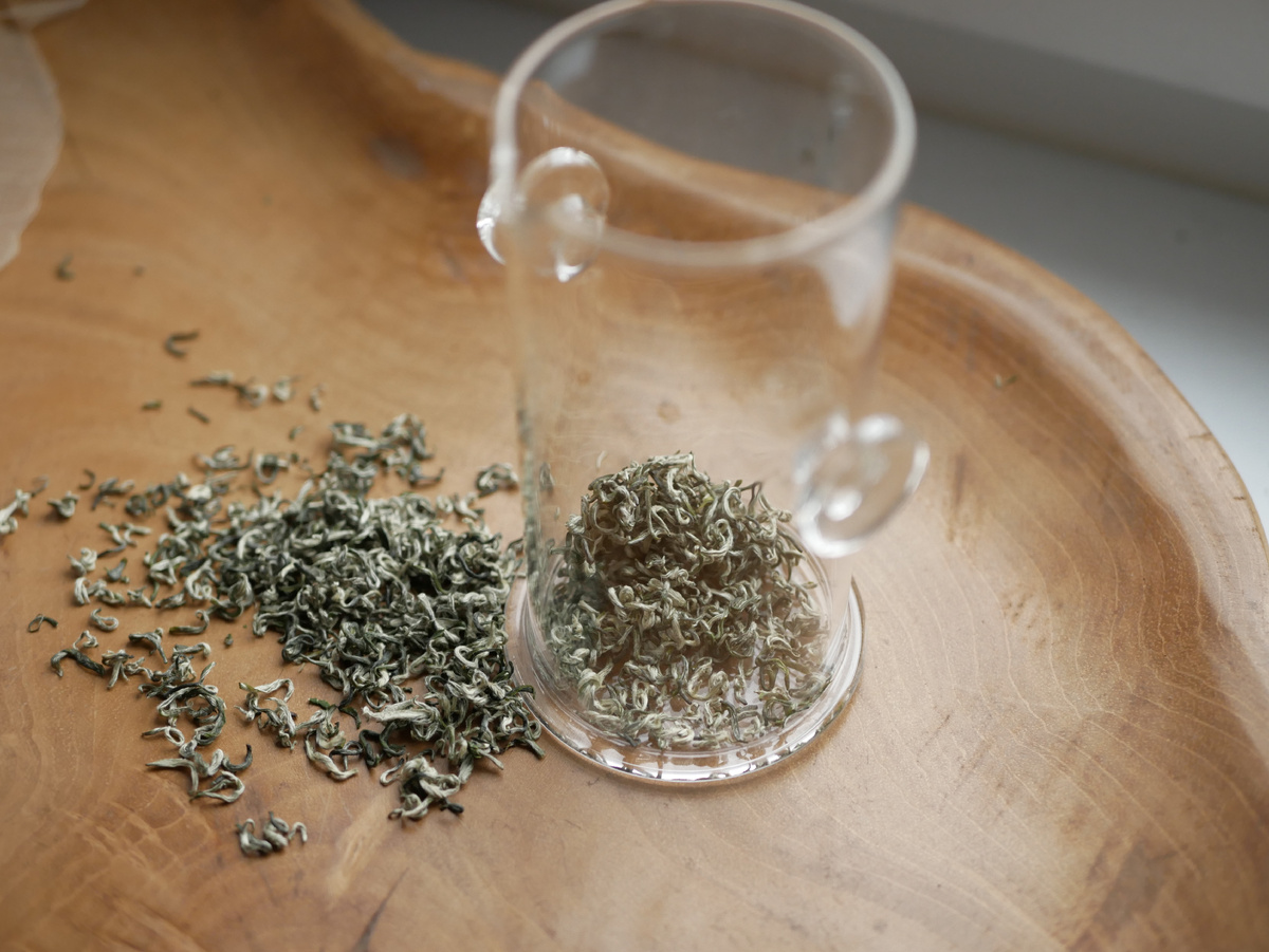 Мы попробовали заварить Би Ло Чунь в Ханьской колонне из стекла