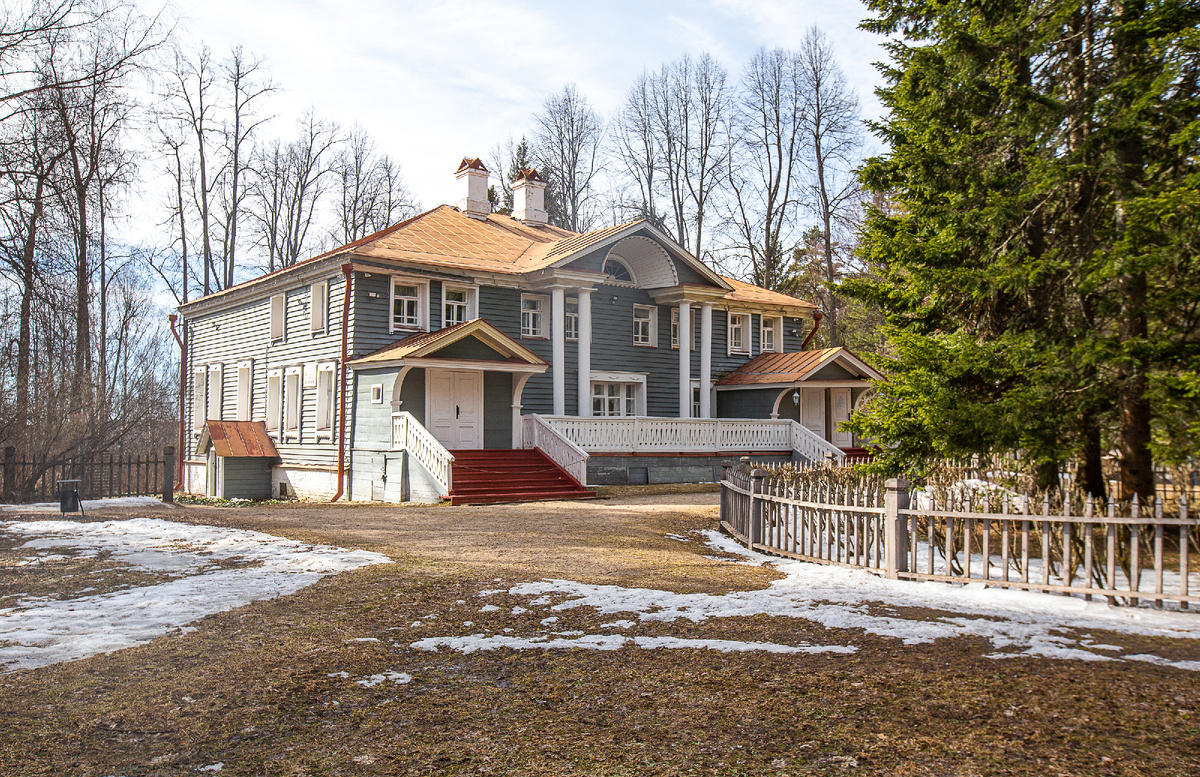 Главный дом усадьбы Щелыково. Государственный мемориальный и природный музей-заповедник драматурга А.Н. Островского. Щелыково, Островский муниципальный округ, Костромская область. Фото автора статьи 