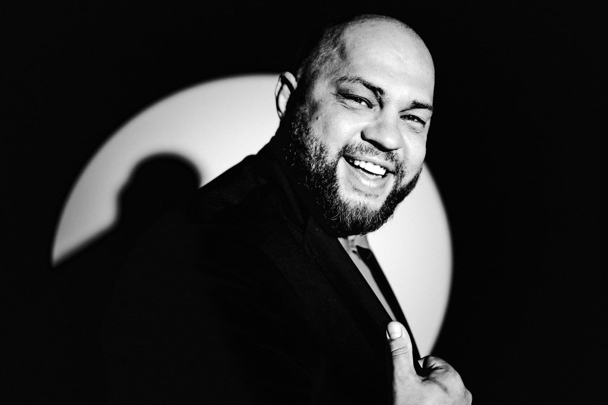 Роман Постовалов — российский комик, телеведущий, актёр.

В 2003 году окончил Уральский юридический институт МВД России в Екатеринбурге, до 2006 года работал в воспитательном отделе института. Во время учёбы начал играть в КВН в составе команды «Срочный вызов», также был резидентом уральского отделения Comedy Club. Фото доступное в сервисах интернета.