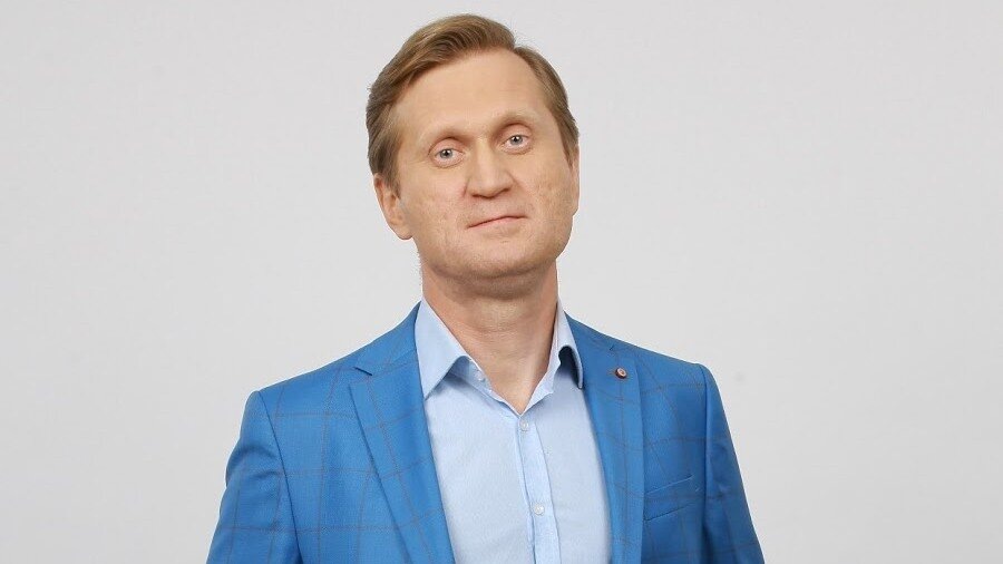 Андрей Борисович Рожков — российский актёр телевидения, кино и озвучивания, сценарист, телеведущий.

Бывший капитан команды КВН «Уральские пельмени». В 2009 году стал сценаристом телешоу «Уральские пельмени». В 2011 году стал соведущим развлекательного телешоу канала «СТС» «Нереальная история». В 2012 году возглавил актёрский состав комедийного телесериала «Валера-TV» того же канала СТС. Фото доступное в сервисах интернета.