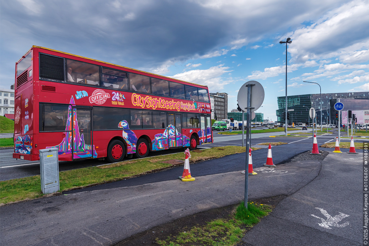 Туристический автобус City Sightseeing, который покатает вас по Рейкьявику за 40-50 евро
