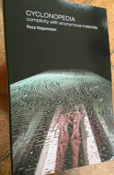 Обложка оригинального издания книги «Циклонопедия. Соучастие с анонимными материалами»