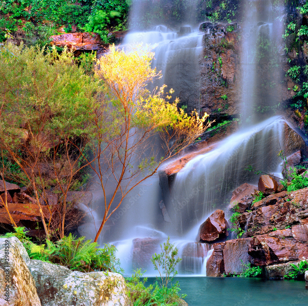вода мутная и быстро стекала вниз