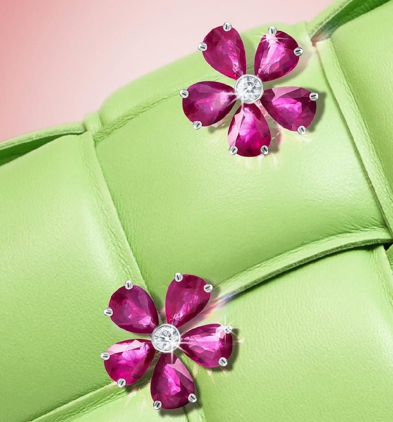 На фото: серьги Mercury Flower из белого золота с рубинами и бриллиантами