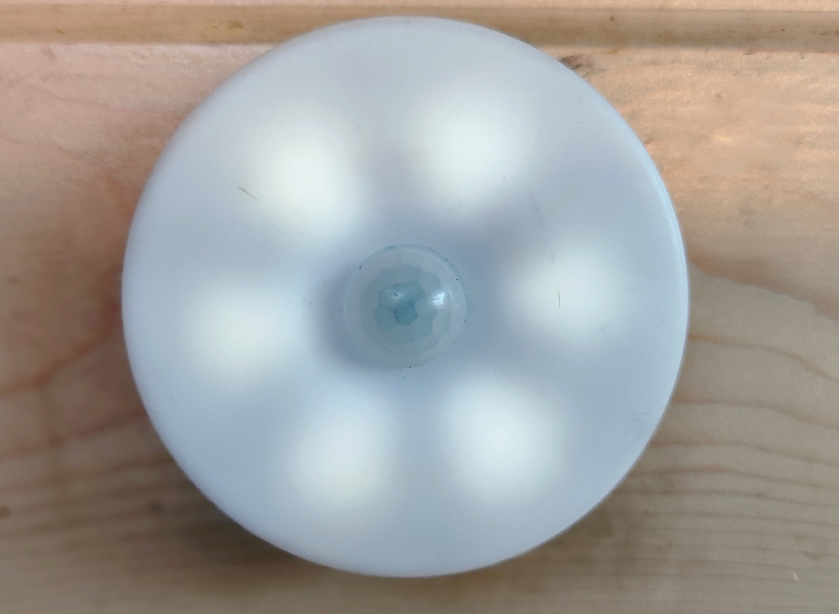 У нас такой светильник на веранде висит, вошёл, он загорелся, очень удобно и светло. 