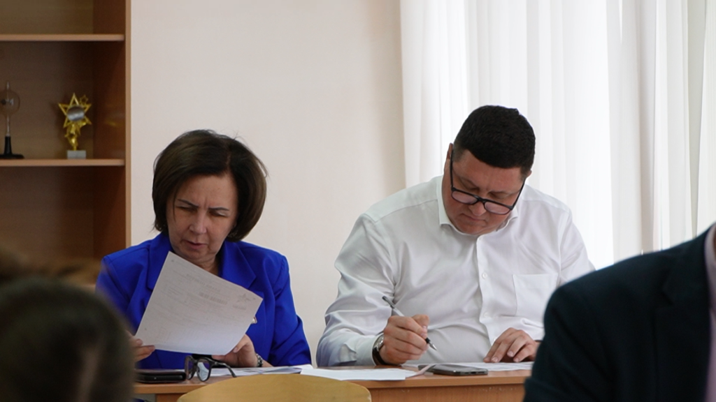    Было непросто! Глава района Андрей Палий (справа) и директор СОШ N° 5 Светлана Грановская. Фото Сергея Курбана. Лариса Криволуцкая