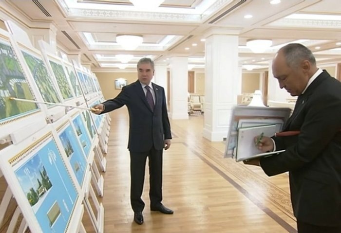 Гурбангулы Бердымухамедов инспектирует проекты объектов, возводимых в рамках второй очереди строительства города Аркадаг, 29 апреля, 2025 г., город Аркадаг, Туркменистан (Фото: Watan habarlary)