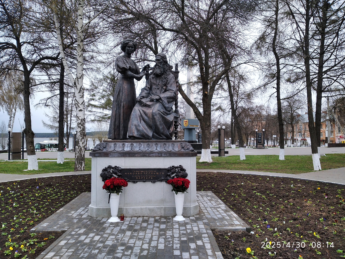 Новый памятник в Воткинске  Николаю Чернышеву и его дочери Варваре (моя фотография)
