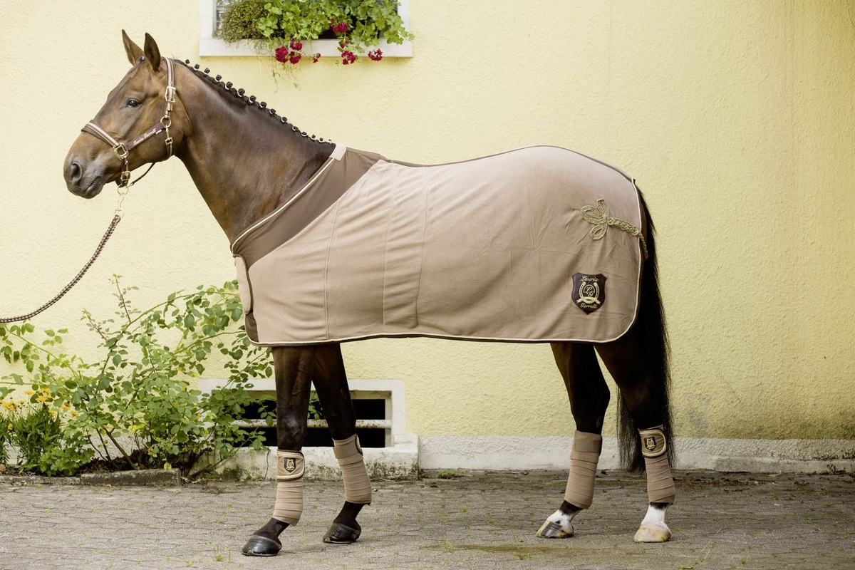 Основные параметры выбора включают:


— водонепроницаемость и ветрозащитные свойства верхнего слоя;
— наличие подкладки (например, полиэстер, полифлис или хлопок);
— плотность материала, измеряемая в DEN (от 600 до 1200 denier).
