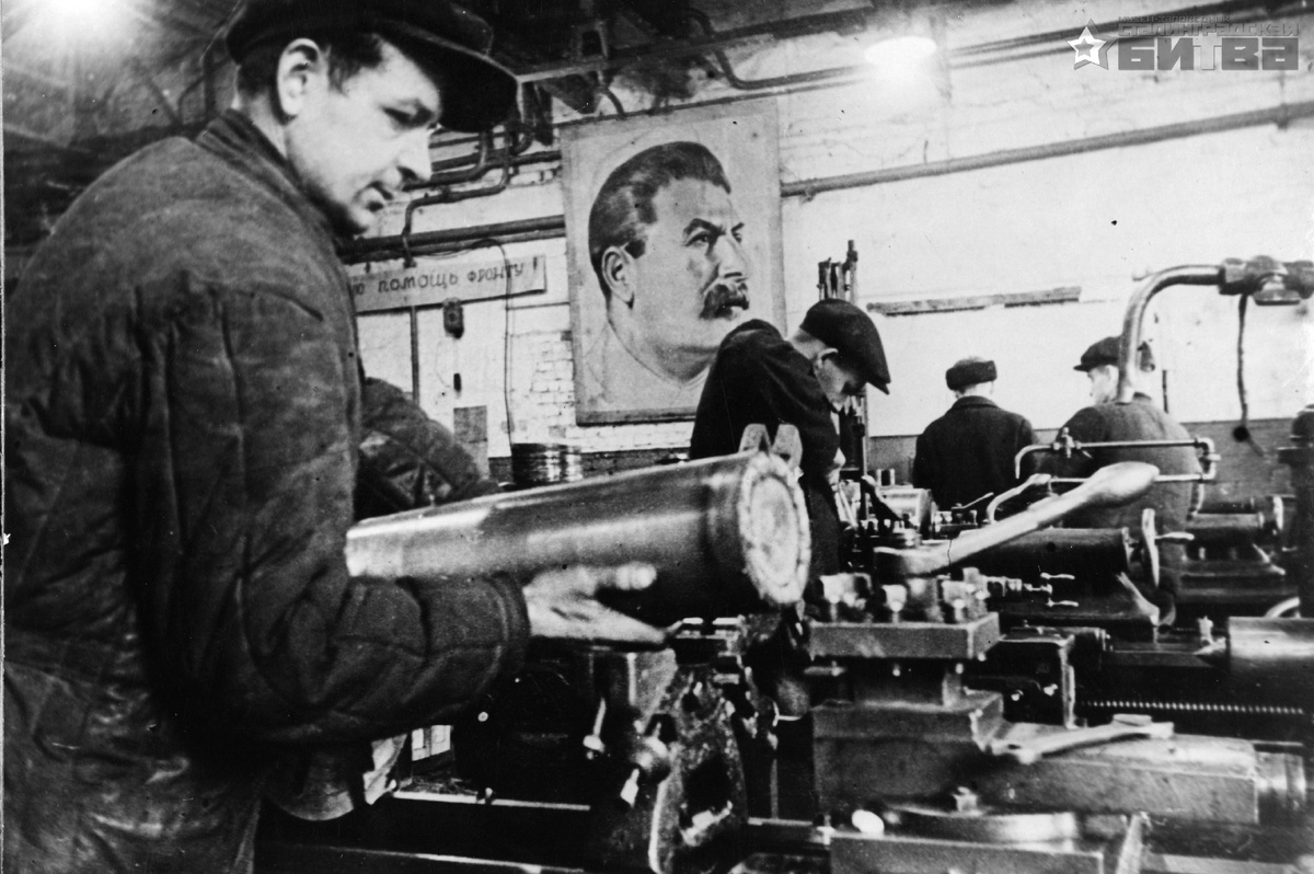 Токарь-стахановец А.Г. Красносёлов, выполняющий нормы на 450%. Октябрь 1942 г.