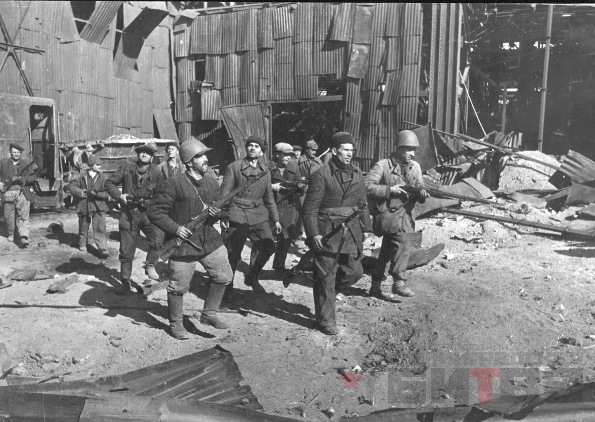 Бойцы рабочего батальона завода «Красный Октябрь» выступают на огневую позицию. Город Сталинград.