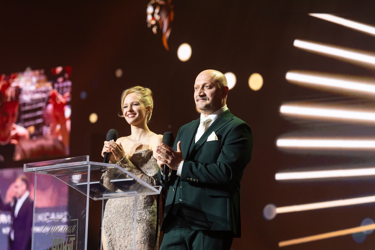    Елизавета Базыкина и Гоша Куценко. Фото: соцсети Премии АПКиТ