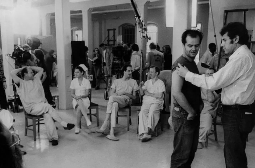 Кинопоиск: кадр из фильма «Пролетая над гнездом кукушки»(1975) 