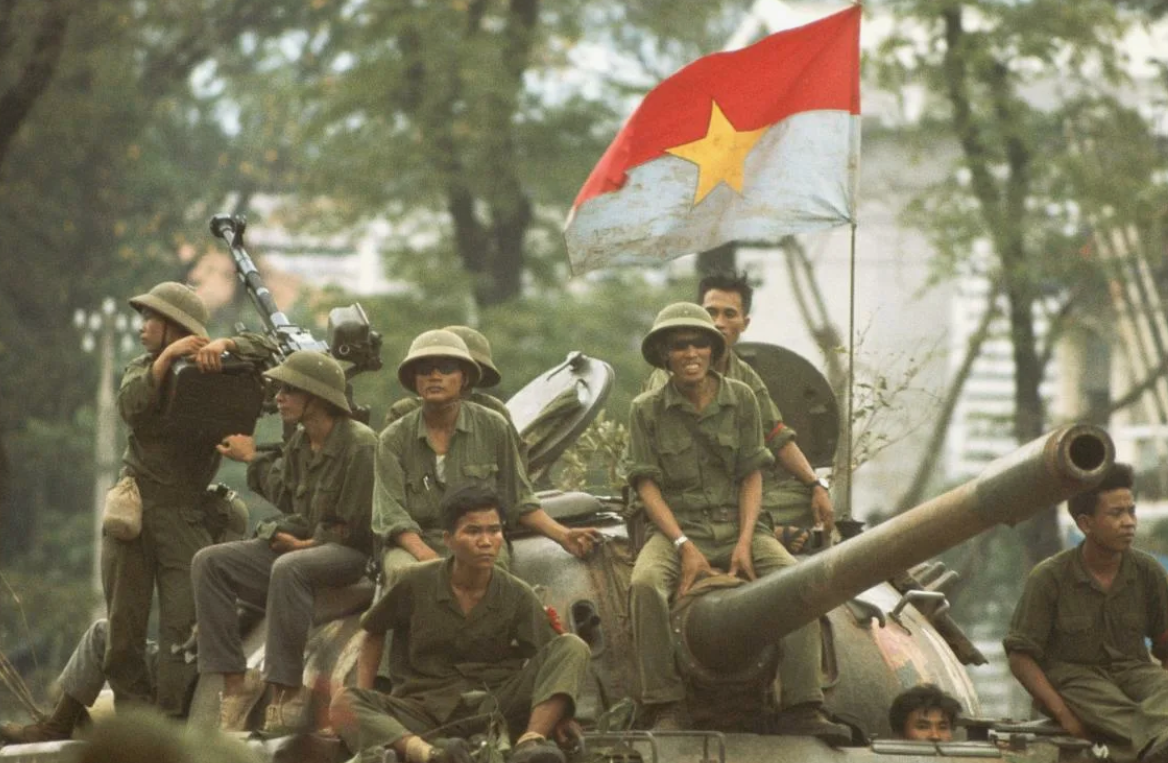 Северовьетнамский танк Т-55 с боойцами Вьетконга на броне в самом центре Сайгона. 20 апреля 1975 года. Фото ВНА