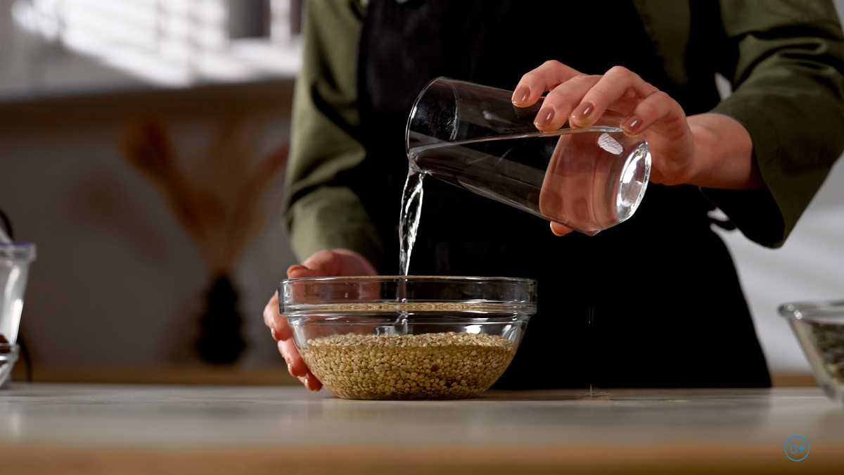 Зелёная гречка не проходит термическую обработку, что сохраняет больше микроэлементов и делает её полезной.