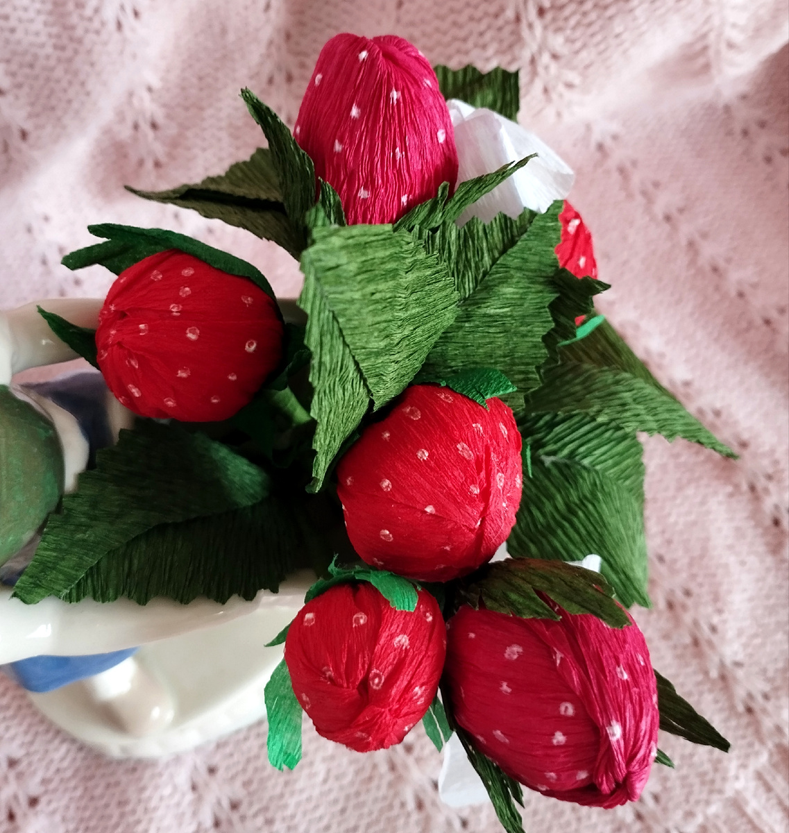 Клубника из гофрированной бумаги. 