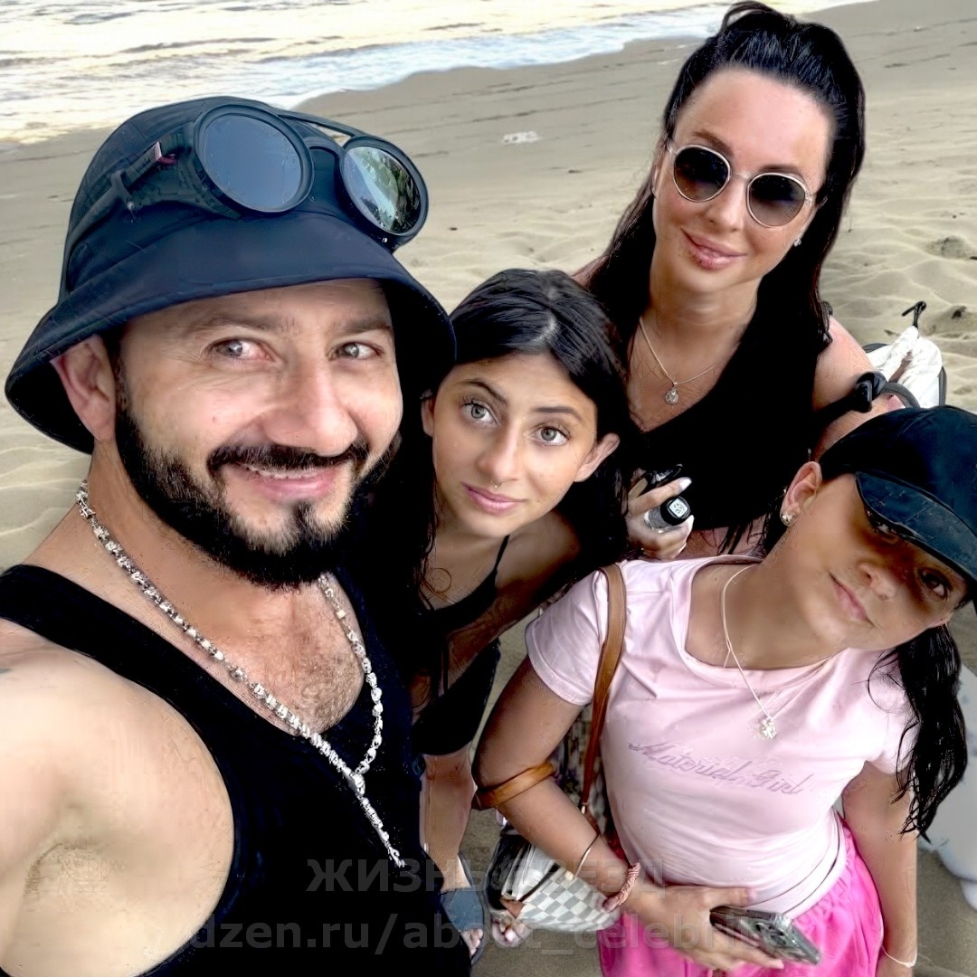 Михаил Галустян с детьми и женой