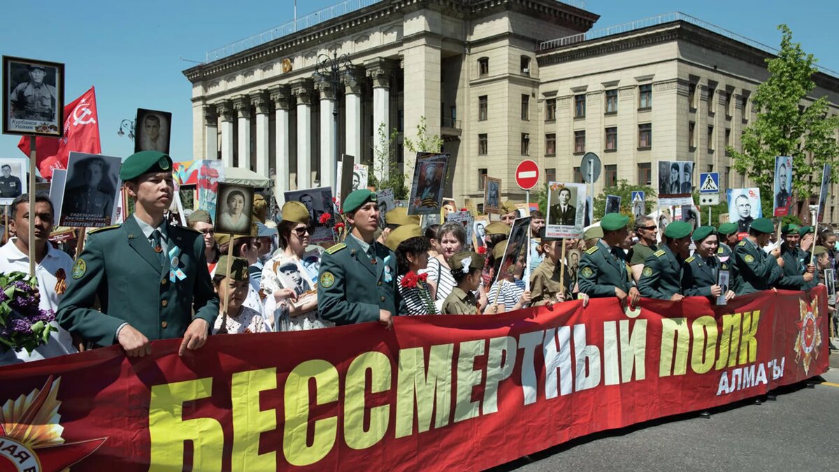 Участники шествия "Бессмертный полк" в Алматы