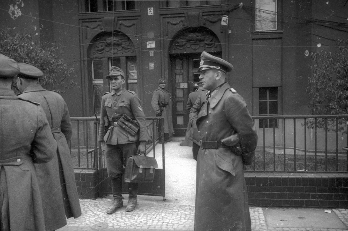    Ганс Кребс у штаба генерала Василия Чуйкова в Берлине, май 1945 г.