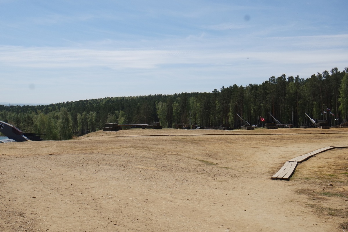 обратите внимание, как мило оделись берёзки! смешиваясь с соснами они создали совершенно бархатистый изумрудный оттенок!..