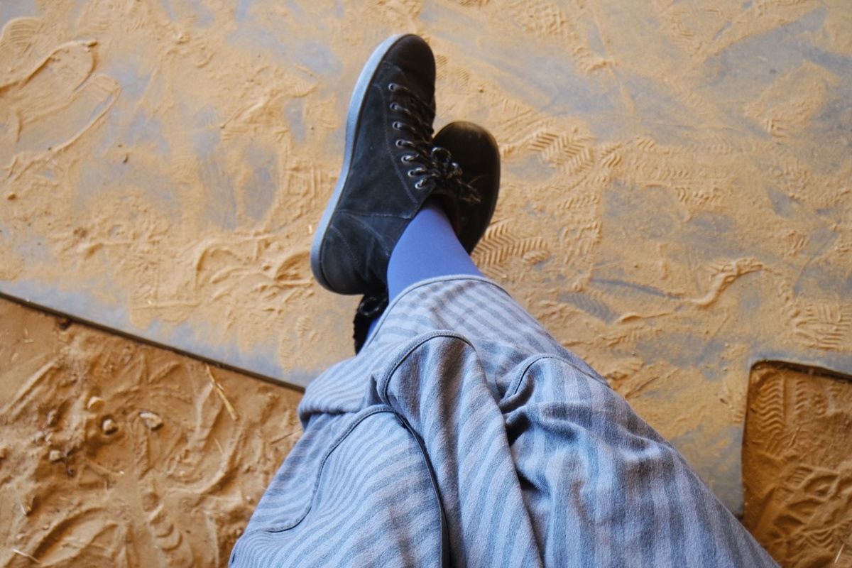 за год ничего не поменялось: только ботинки с колготками - на мне всё горит, изнашивается стремительно (с такой-то работой!)