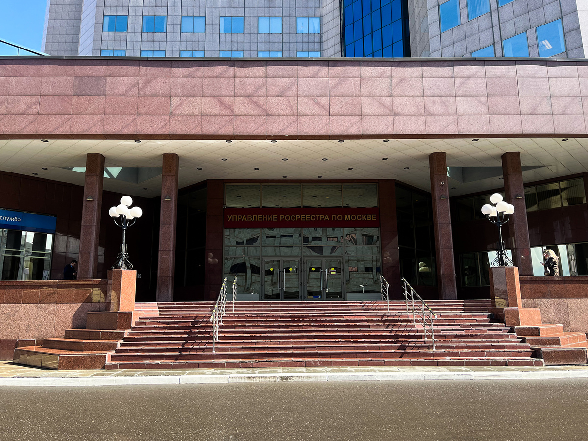 Вход в столовую осуществляется через центральные двери →