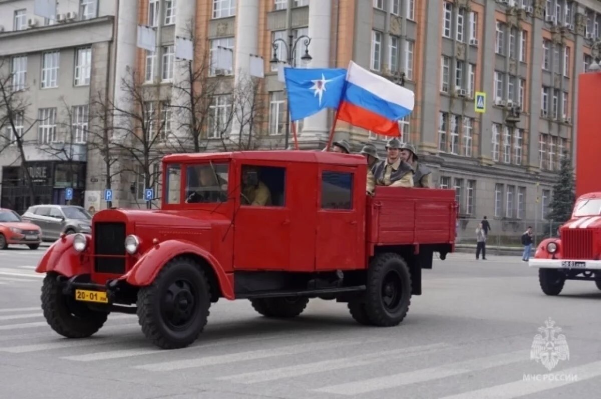    На Урале день пожарного отметили парадом спецтехники и викториной