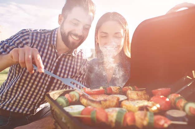 Готовим шашлык на майские: как выбрать мясо, маринад и рецепт для духовки