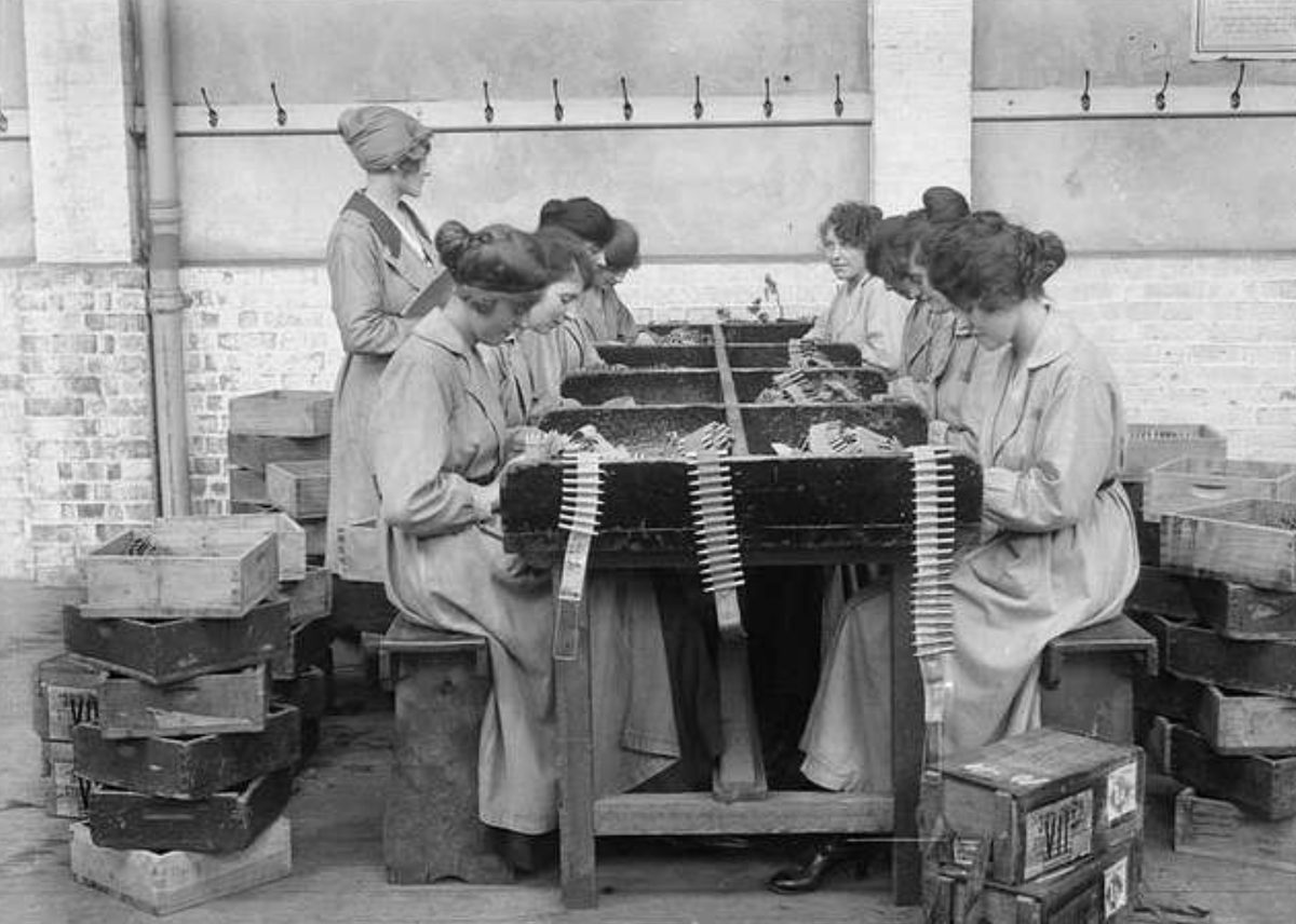 Архивное фото Женщины на фабрике в Лондоне, 1916 рабочие в простых платьях и платках.