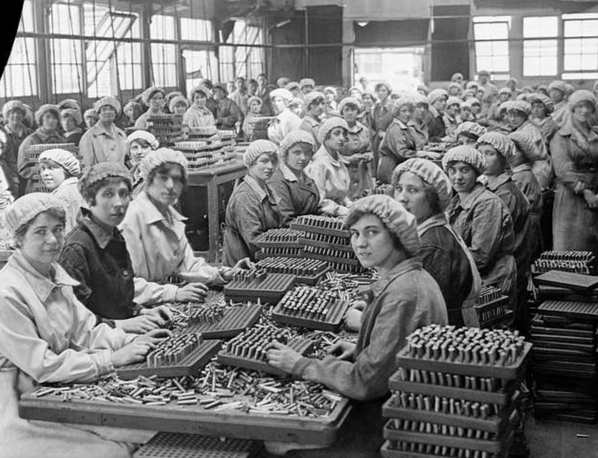 Архивное фото Женщины на фабрике в Лондоне, 1916 рабочие в простых платьях и платках.