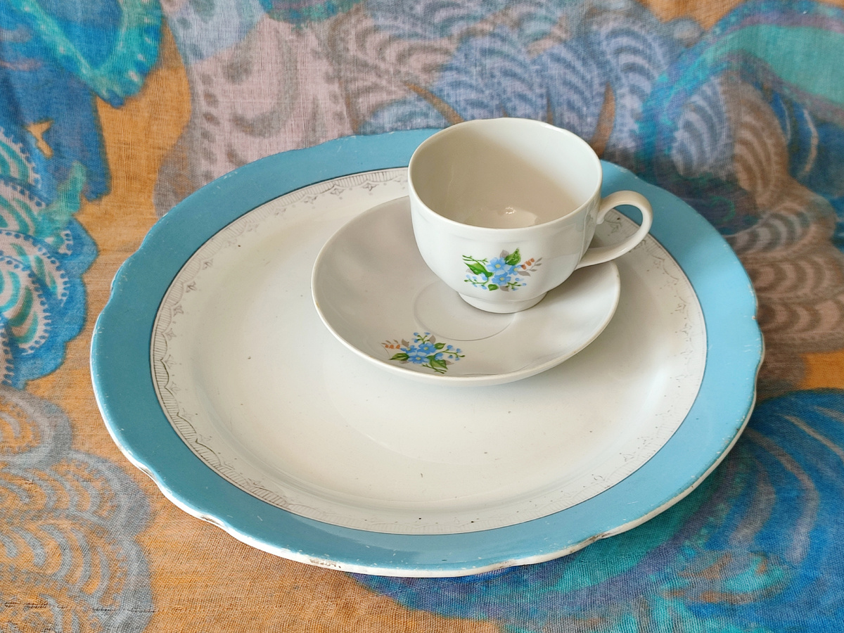 Тарелка с голубым бортом, фаянс. Кузнецов Иван, Волхов, 1890-1913 гг. Цена 1000 рублей