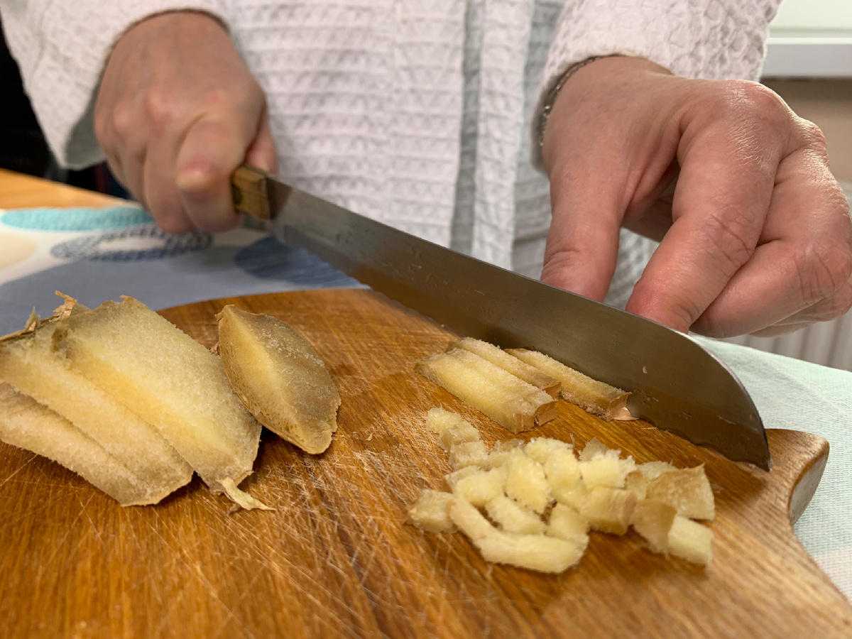 На порцию берём 2-3 см корня имбиря