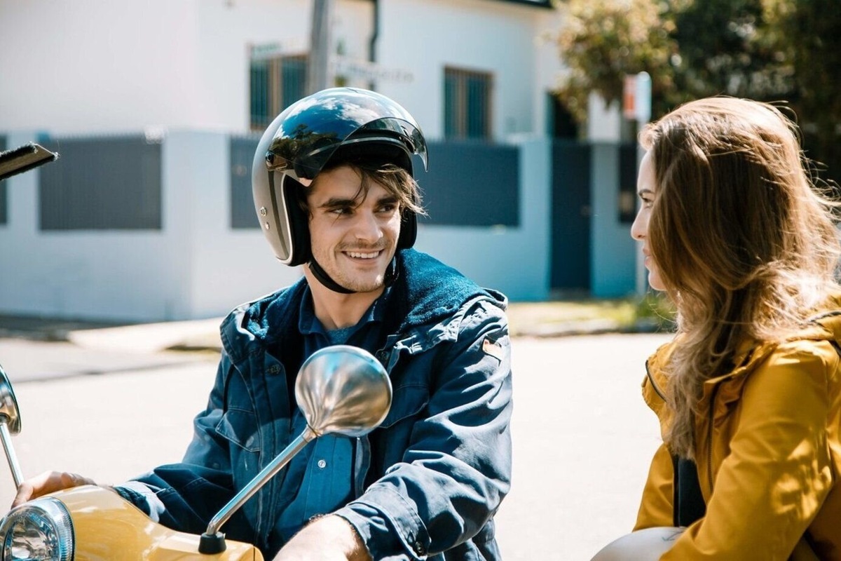 Люди часто носят на себе "защитную оболочку" и стараются выглядеть кем-то иным, чтобы обеспечить свою безопасность, добиться любви и уважения. Легко ли им живётся? В книге "Кинотерапия для души: Как полюбить себя" я пишу на примере фильмов, как перестать претворяться и принять себя безусловно, полюбить себя.