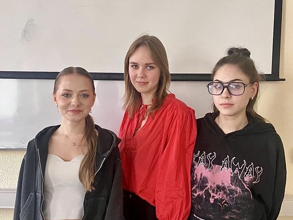 Студентки ГУУ (Государственного университета управления - часть проектной команды.