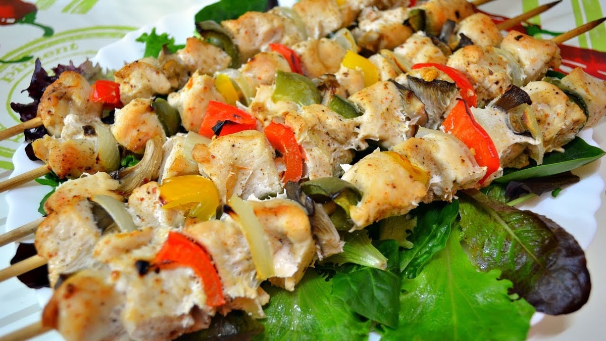 Шашлык, приготовленный в духовке, из диетического мяса с грибами и овощами. Домашний шашлык из маринованной куриной грудки, запеченный в духовке.