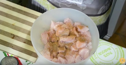 Первым делом нарезаем куриную грудку кусочками.