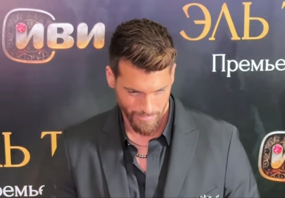 Джан Яман представляет сериал в Москве. Фото из социальных сетей 