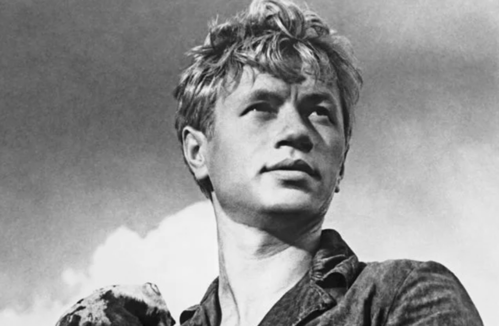 на фото Леонид Быков в молодости 