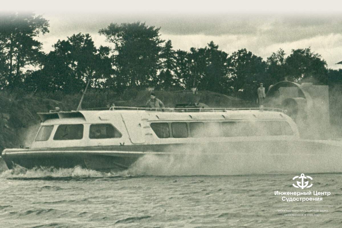 Основные характеристики:

Длина габаритная, м – 17,3, Ширина габаритная, м – 6,6, Высота габаритная, м – 4,8, Осадка, м – 0,51, Пассажировместимость, мест – 38, Скорость движения, км/час – 53, Мощность, кВт: Двигатели вентиляторов – 2 х 160, Двигатели воздушного винта – 210