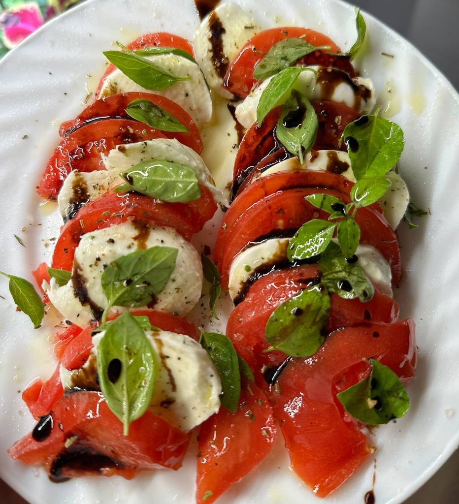 На фото салат Капрезе с базиликом Шалун, который я выращивала этой зимой в домашнем огороде