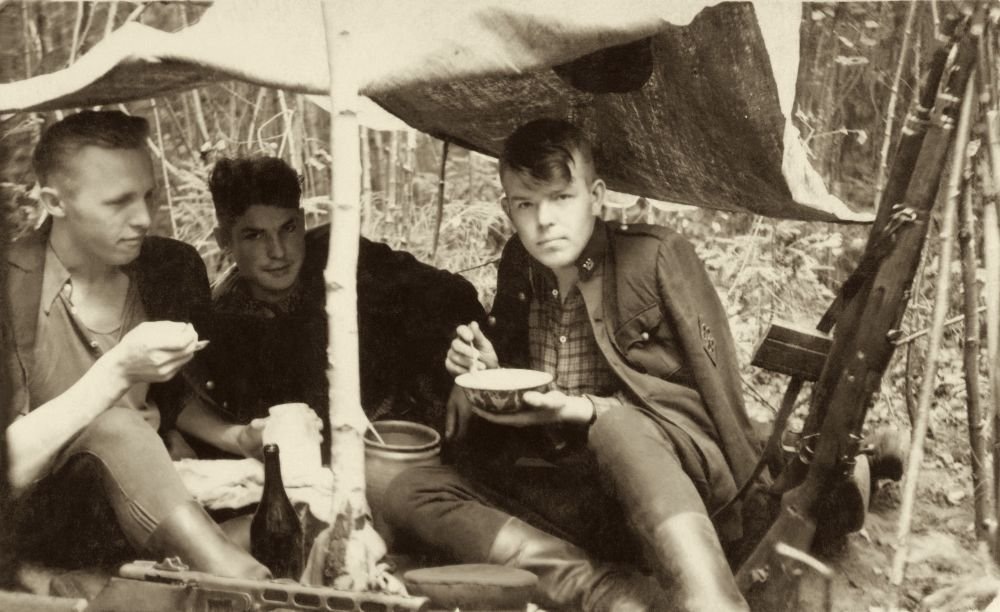 Фотография партизан из района Кюстутис // Lietuvos gyventojų genocido ir rezistencijos tyrimo centras / Витаутас Будвитис